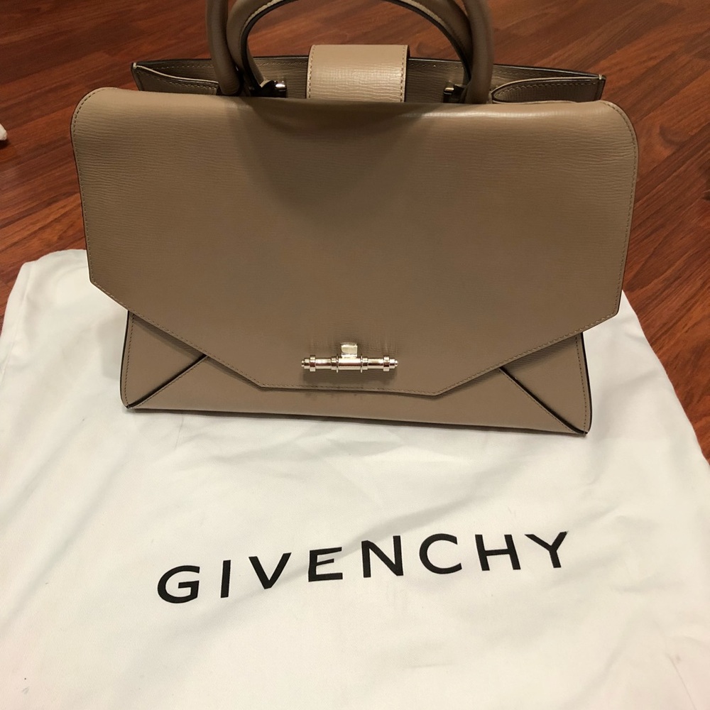 Givenchy - Picture 2 of 5